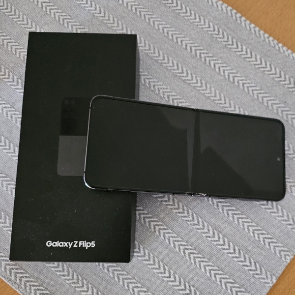 Samsung Galaxy Z Flip5 128GB Smartphone Flip-Handy in Schwarz