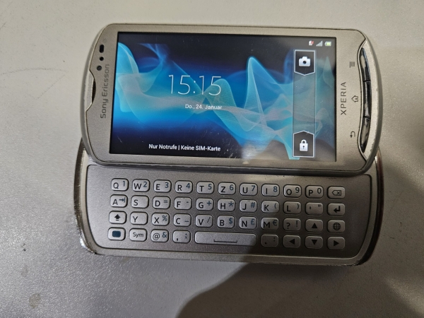 Sony Ericsson Xperia pro Slider-Handy Smartphone in Silber mit 420 MB Speicher