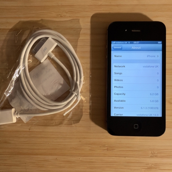 Apple iPhone 4s iOS 6.1.3 Schwarz 8GB Top Zustand (Vodafone)