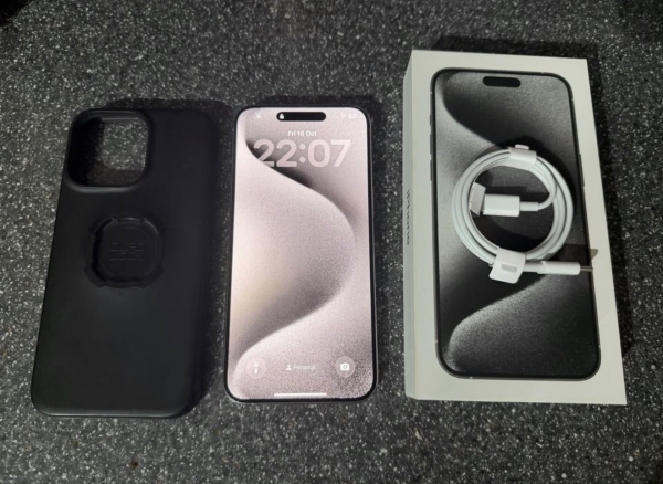 Apple iPhone 15 Pro Max 5G Smartphone weiß titan, 256GB, entsperrt