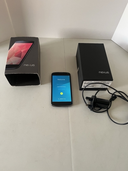 LG Nexus 4 Smartphone 16GB, schwarz, entsperrt, 4,7″ Display, 8MP Kamera