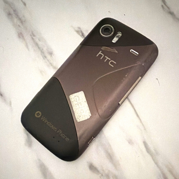 HTC Windows Phone Smartphone 1 KB Grau/Schwarz – Ersatzteil/defekt Displaybruch